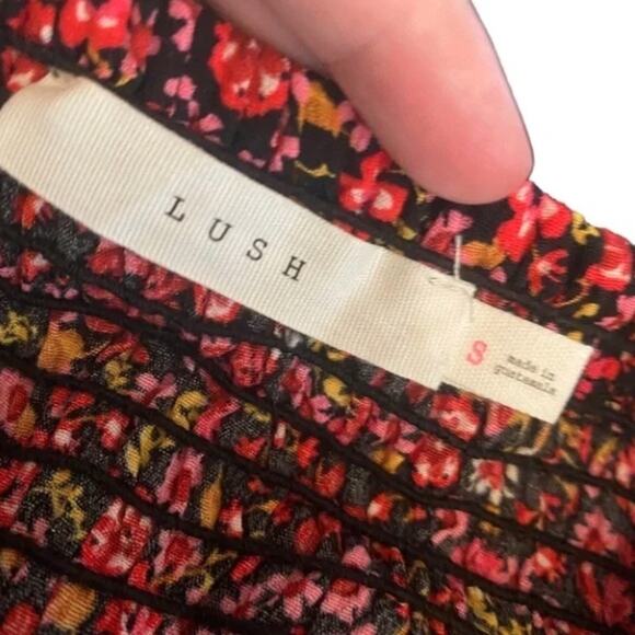 LUSH Smocked Waist Pull On Floral Black Fuchsia Ditsy Flower Print Shorts, Sz S - Picture 2 of 7